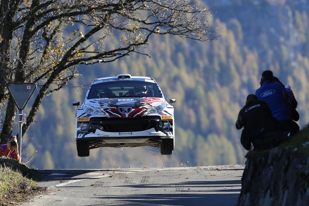 Voiture de rallye WRC en dérapage spectaculaire sur spéciale