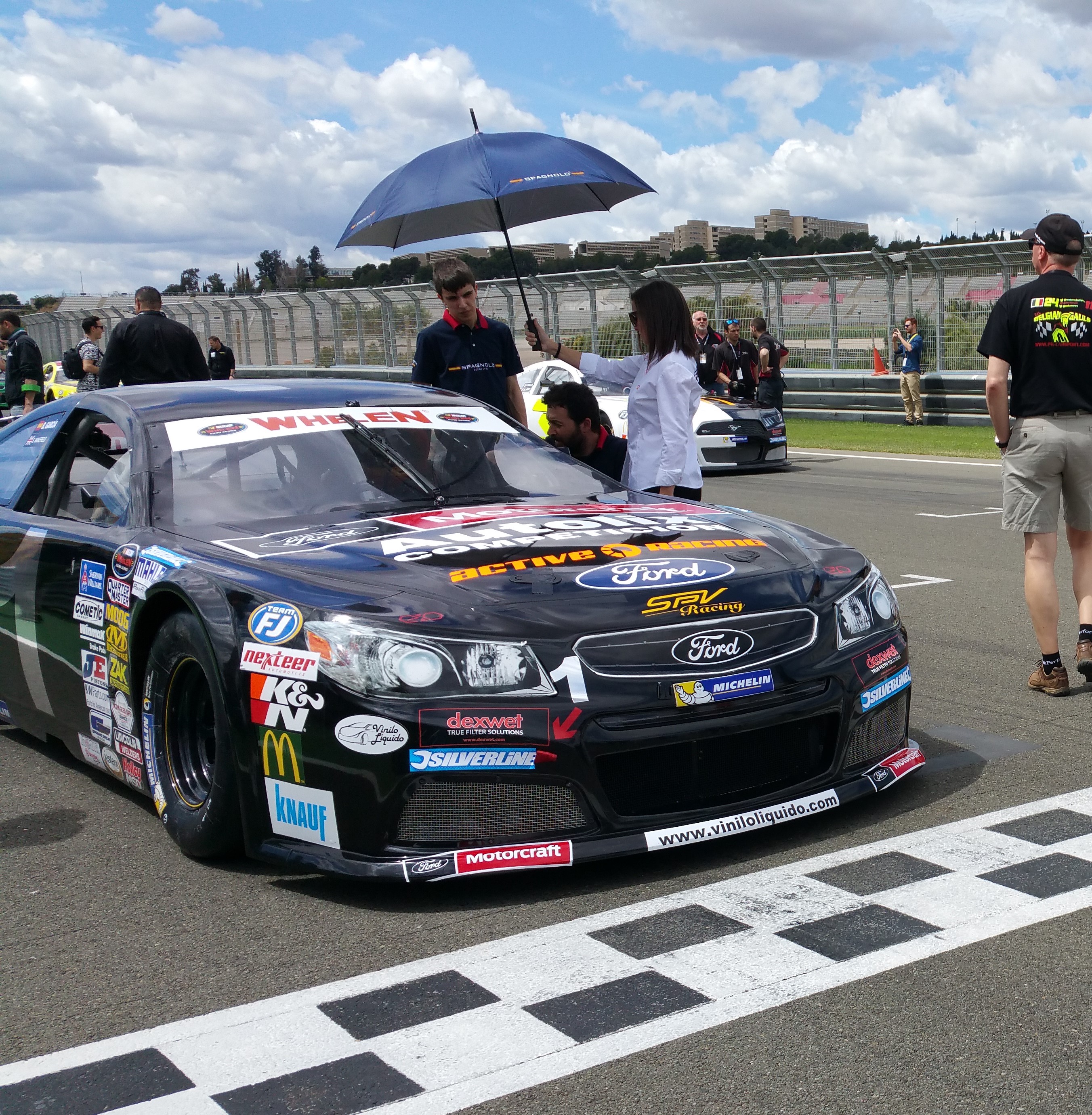 GT compétition en plein effort dans un virage sur circuit