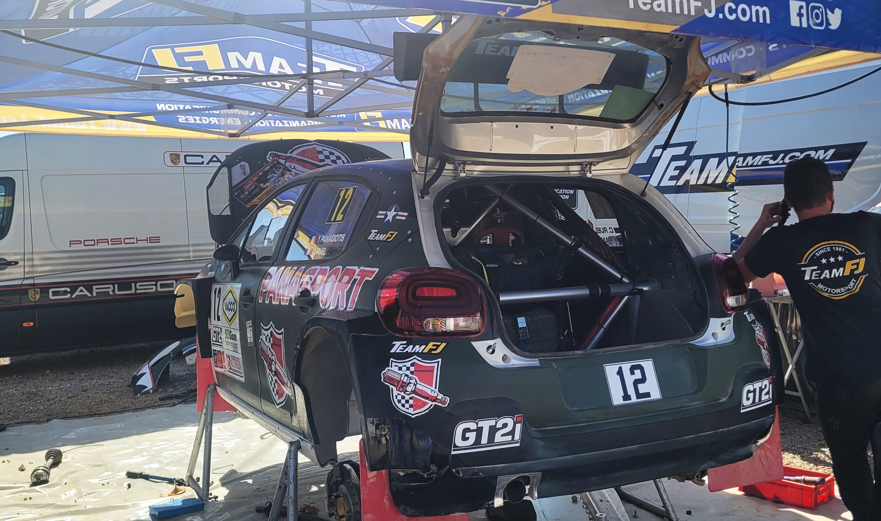 Voiture de rallye en dérapage sur spéciale