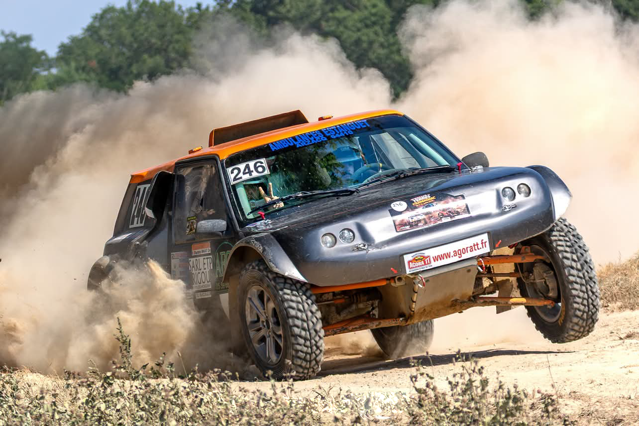 Buggy tout-terrain Reiger en action sur terrain accidenté — raid et cross-country